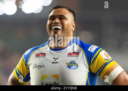 Sam Lisone ( 15 ) de Leeds Rhinos célèbre la victoire Banque D'Images