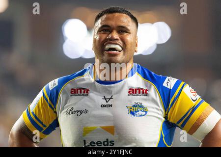 Sam Lisone ( 15 ) de Leeds Rhinos célèbre la victoire Banque D'Images