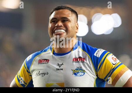 Sam Lisone ( 15 ) de Leeds Rhinos célèbre la victoire Banque D'Images