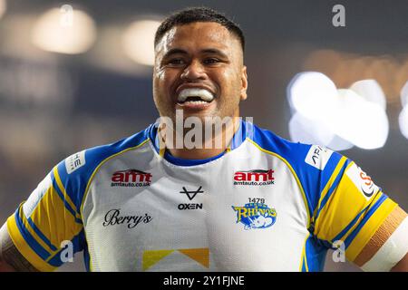 Sam Lisone ( 15 ) de Leeds Rhinos célèbre la victoire Banque D'Images