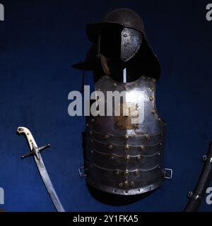 armure médiévale sur fond bleu foncé Banque D'Images