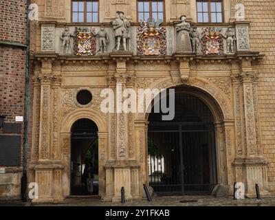 Les détails de la façade du château de Brzeg Banque D'Images