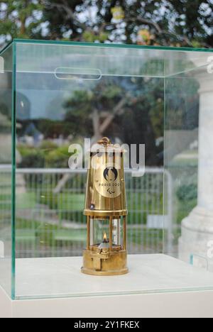 Paris, France - 06 septembre 2024 : Paris 2024 flamme paralympique : 'la flamme originale, allumée à Stoke Mandeville, continue de briller à l'intérieur de cette lanterne.' Banque D'Images