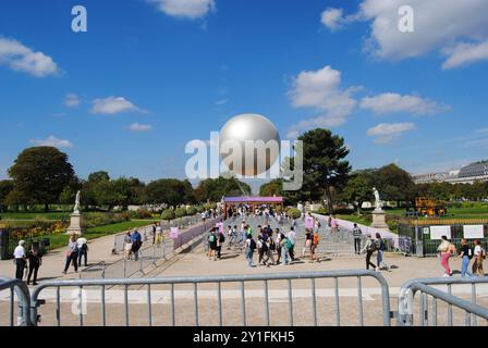 Paris, France - 06 septembre 2024 : le Chaudron olympique et paralympique de Paris 2024, la vasque, dans le jardin des Tuileries, le jardin des Tuileries. Banque D'Images