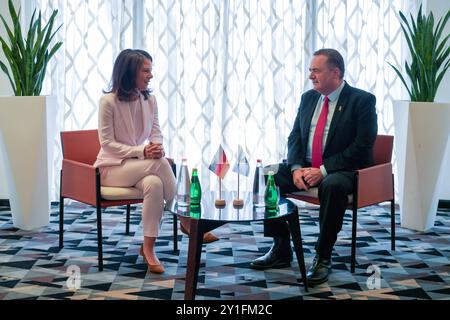 Tel Aviv, Israël. 06 septembre 2024. La ministre des Affaires étrangères Annalena Baerbock (Alliance 90/les Verts) et Israël Katz (Likoud), ministre des Affaires étrangères israélien, s'entretiennent après leur salutation. Crédit : Soeren Stache/dpa/Alamy Live News Banque D'Images