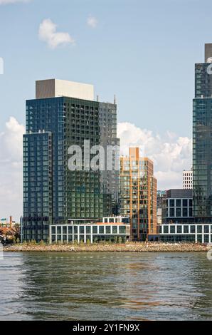 20 Halletts point, conçu par Haendel Architects, est une tour résidentielle construite dans la section Halletts point d'Astoria, surplombant East River. Banque D'Images