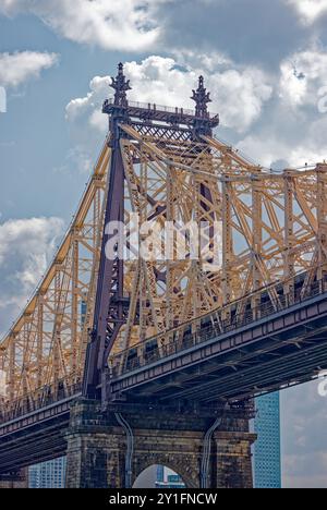 Ed Koch Queensboro Bridge, alias 59th Street Bridge, Queens Tower. L'acier est fraîchement peint mais la jetée de granit semble supporter 120 ans de crasse. Banque D'Images