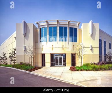 Élévation extérieure architecturale contrôlée par perspective d'un nouveau bâtiment commercial photographié vers 2003. Banque D'Images