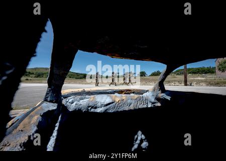 Les stagiaires des Forces de sécurité du 343e escadron d'entraînement participent à la partie tireur actif du cours Basic Defender à joint base San Antonio-Camp Bullis, Texas, le 20 août 2024. Cette partie du cours est conçue pour enseigner aux stagiaires comment tirer, se déplacer et communiquer tout en traversant des bâtiments occupés par un tireur actif. Le 343rd TRS fournit la formation initiale pour tous les aviateurs des forces de sécurité de l'Armée de l'Air. (Photo de l'US Air Force par Taylor Curry) Banque D'Images