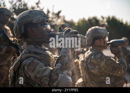 Stagiaires des forces de sécurité avec le 343e escadron d'entraînement hydrate pendant le cours Basic Defender à la base commune San Antonio-Camp Bullis, Texas, le 22 août 2024. Cette partie du cours est conçue pour enseigner aux stagiaires comment tirer, se déplacer et communiquer tout en traversant des environnements tactiques. Le 343rd TRS fournit la formation initiale pour tous les aviateurs des forces de sécurité de l'Armée de l'Air. (Photo de l'US Air Force par Taylor Curry) Banque D'Images