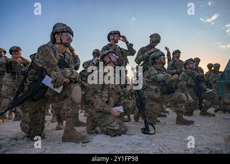 Les stagiaires des forces de sécurité du 343e escadron d'entraînement reçoivent une instruction pendant le cours Basic Defender à la base conjointe San Antonio-Camp Bullis, Texas, le 22 août 2024. Cette partie du cours est conçue pour enseigner aux stagiaires comment tirer, se déplacer et communiquer tout en traversant des environnements tactiques. Le 343rd TRS fournit la formation initiale pour tous les aviateurs des forces de sécurité de l'Armée de l'Air. (Photo de l'US Air Force par Taylor Curry) Banque D'Images