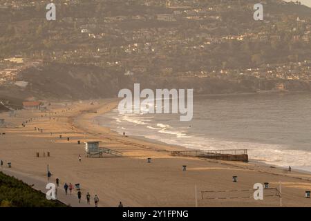 Los Angeles, États-Unis. 06 septembre 2024. Le département de santé du comté de Los Angeles a émis un avertissement pour certaines plages du sud de la Californie en raison des niveaux élevés de bactéries. Les responsables de la santé ont averti les gens de ne pas nager, surfer ou jouer dans les eaux océaniques à ces endroits. Le ministère de la santé a déclaré que ces endroits avaient des niveaux bactériens qui dépassaient les normes sanitaires lors de leur dernier test. (Photo d'Alberto Sibaja/Pacific Press) crédit : Pacific Press Media production Corp./Alamy Live News Banque D'Images