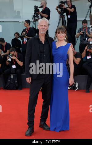 Venise Lido, Italie. 06 septembre 2024. Yngve Saether (à gauche) et Hege Hauff Hvattum (à droite) assistent au tapis rouge du film 'Kjaerlighet (amour)' au 81e Festival du film de Venise dans le Lido de Venise. Crédit : SOPA images Limited/Alamy Live News Banque D'Images