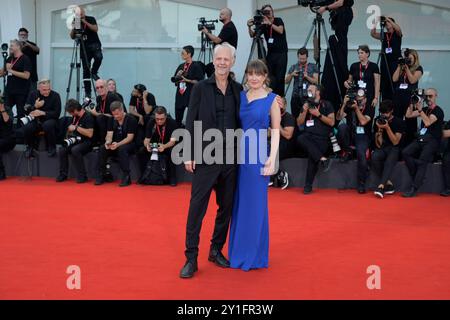 Venise Lido, Italie. 06 septembre 2024. Yngve Saether (à gauche) et Hege Hauff Hvattum (à droite) assistent au tapis rouge du film 'Kjaerlighet (amour)' au 81e Festival du film de Venise dans le Lido de Venise. Crédit : SOPA images Limited/Alamy Live News Banque D'Images