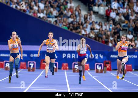 Paris, Ile de France, France. 6 septembre 2024. 6 septembre 2024 : L'équipe des pays-Bas balaye les médailles du 100m féminin - T64 au Paris 2024. Jeux paralympiques avec FLEUR JONG (à gauche) décrochant la médaille d’or, KIMBERLY ALKEMADE décrochant la médaille d’argent (deuxième à partir de la gauche) et MARLENE VAN GANSEWINKEL (à droite) décrochant la médaille de bronze. FEMIKA AYANBEKU de Team USA est deuxième à droite. (Crédit image : © Mark Edward Harris/ZUMA Press Wire) USAGE ÉDITORIAL SEULEMENT! Non destiné à UN USAGE commercial ! Banque D'Images