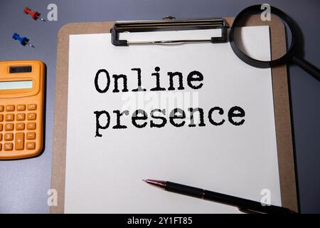 Écriture affichage de texte présence en ligne. Concept signification existence de quelqu'un qui peut être trouvé par une recherche en ligne Banque D'Images