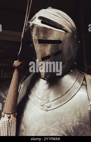 Armure médiévale avec une lance en Toscane, Italie. San Gimignano Banque D'Images