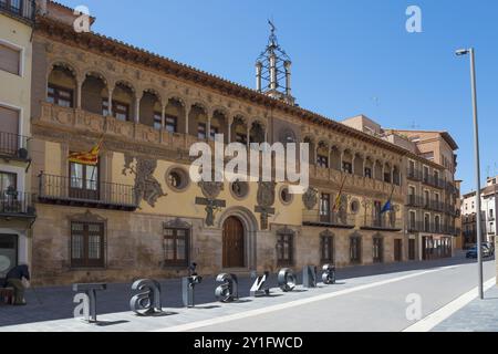 Magnifique bâtiment historique avec des façades ornées dans une rue de la ville, Casa Consistorial de Tarazona, Ayuntamiento, Hôtel de ville, Tarazona, Saragosse, Aragon Banque D'Images
