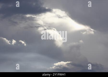 Nuages orageux, Rhénanie du Nord-Westphalie, Allemagne, Europe Banque D'Images