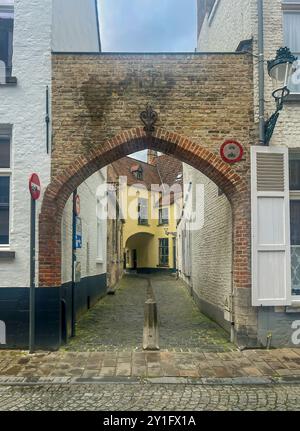 Bruges, Flandres, Belgique - 22 juin 2024 : allée Boterhuis de Naaldenstraat entre les numéros de maisons 9 et 11 Banque D'Images