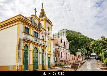 Pente dans la ville d'Olinda avec église historique et maisons de style colonial (Editado), Olinda, Pernambuco, Brésil, Amérique du Sud Banque D'Images