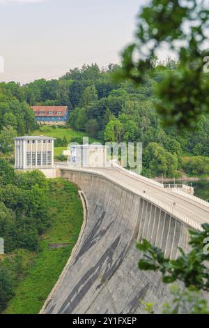 Grand barrage avec bâtiments voisins dans une zone densément boisée, Rappbodetalsperre, montagnes du Harz, Allemagne, Europe Banque D'Images