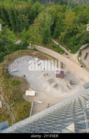 Vue aérienne d'un grand lettrage 'Harzdrenalin' fait de pierres dans une forêt, Rappbodetalsperre, Harz, Allemagne, Europe Banque D'Images