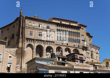 Grand bâtiment historique en pierre avec plusieurs fenêtres et balcons sous un ciel bleu clair, palais épiscopal, Palacio épiscopal, Tarazona, Saragosse, Arag Banque D'Images