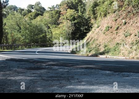 Belle vue sur le paysage et les sites de Toscane. Champs de raisins et huile d'olive. De Montalcino à Montepulciano à Sienne. Été en Italie Banque D'Images