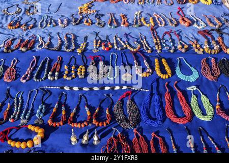 Une scène de marché marocaine colorée le long d'une rue animée, avec des vendeurs vendant des épices, des textiles et des produits artisanaux Banque D'Images