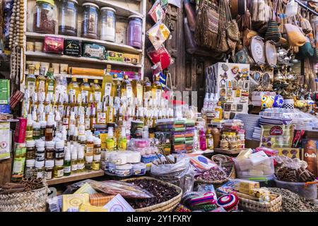 Boutique vendant des aliments et des produits typiques dans le souk de la place Jemaa el-Fnaa à Marrakech au Maroc Banque D'Images