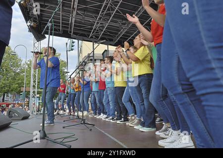 Chorale, Stephan Youth Choir, Dueren Street Festival le 25 août 2024 à Duerener Str., école de danse Van Hasseltbuehne à Cologne Allemagne Banque D'Images