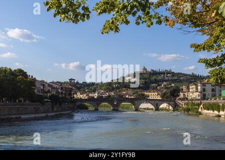 Vue sur le centre-ville historique de Vérone, pont Ponte Pietra traversant l'Adige, cathédrale de Vérone, Duomo di Verona, toits de tuiles rouges, région de Vénétie, Numérique Banque D'Images