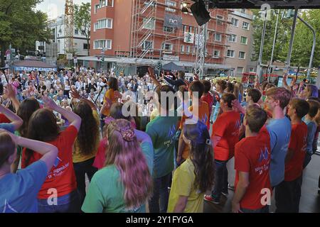 Chorale, Stephan Youth Choir, Dueren Street Festival le 25 août 2024 à Duerener Str., école de danse Van Hasseltbuehne à Cologne Allemagne Banque D'Images