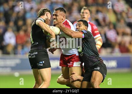 Wigan, Royaume-Uni. 06 septembre 2024. Kelepi Tanginoa de Hull KR est affronté par Bevan French de Wigan Warriors et Jai Field de Wigan Warriors lors du match Betfred Super League Round 25 Warriors vs Hull KR au Brick Community Stadium, Wigan, Royaume-Uni, le 6 septembre 2024 (photo de Cody Froggatt/News images) à Wigan, Royaume-Uni, le 6/9/6/2024. (Photo de Cody Froggatt/News images/Sipa USA) crédit : Sipa USA/Alamy Live News Banque D'Images