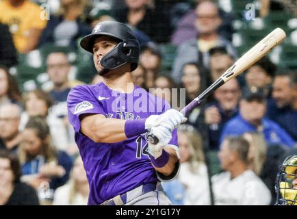 Miwaukee, États-Unis. 06 septembre 2024. Colorado Rockies Short stop Ezequiel Tovar frappe un double dans la sixième manche du match MLB entre les Colorado Rockies et les Milwaukee Brewers à American Family Field à Milwaukee, WISCONSIN, LE mardi 6 septembre 2024. Photo de Tannen Maury/UPI. Crédit : UPI/Alamy Live News Banque D'Images