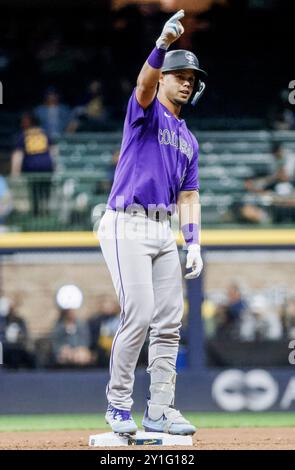 Miwaukee, États-Unis. 06 septembre 2024. Escale courte des Rockies du Colorado Ezequiel Tovar réagit après avoir frappé un doublé en sixième manche du match MLB entre les Rockies du Colorado et les Brewers de Milwaukee à American Family Field à Milwaukee, WISCONSIN, LE mardi 6 septembre 2024. Photo de Tannen Maury/UPI. Crédit : UPI/Alamy Live News Banque D'Images