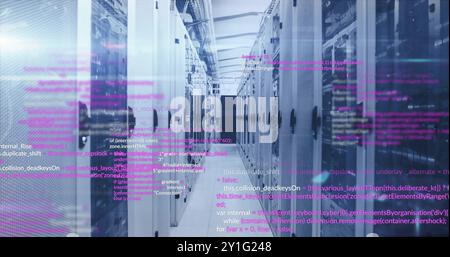 Image de code informatique sur des serveurs de données dans un centre de données moderne Banque D'Images