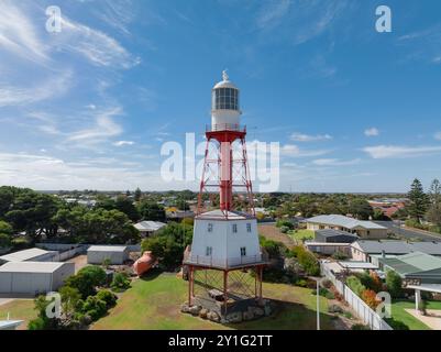 Vue aérienne d'un phare historique à Kingstaon se sur les Limestaone Coats en Australie méridionale. Banque D'Images