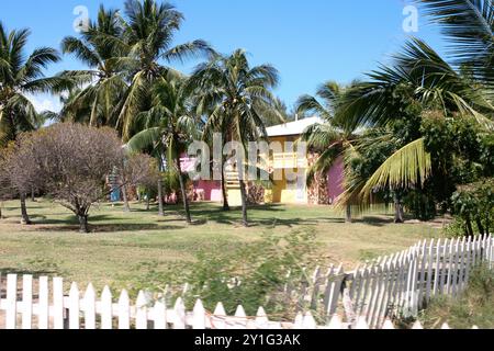 Virgin Gorda, Îles Vierges britanniques - 27 février 2006 : une vue de maisons colorées à Virgin Gorda Banque D'Images