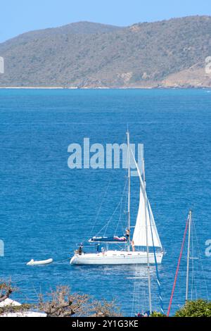 Virgin Gorda, Îles Vierges britanniques - 27 février 2006 : un voilier navigue près des bains à Virgin Gorda Banque D'Images