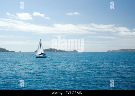 Virgin Gorda, Îles Vierges britanniques - 27 février 2006 : un voilier navigue dans les eaux près de Virgin Gorda Banque D'Images