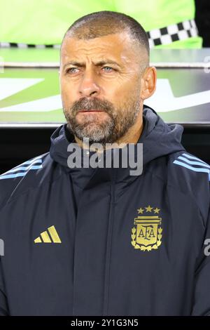L’entraîneur adjoint et ancien joueur argentin Walter Samuel chante l’hymne national le match de qualification sud-américain entre l’Argentine et le Chili pour la Coupe du monde de la FIFA 2026 au stade Monumental de Buenos Aires le 5 septembre 2024. L'Argentine a gagné par 3-0. Crédit : Alejandro Pagni/Alamy Live News Banque D'Images