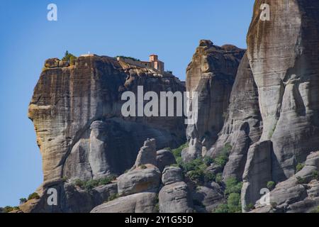 Kalambaka : vue sur les montagnes et les monastères des Météores depuis le centre-ville. Grèce. Banque D'Images