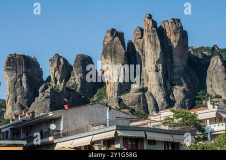 Kalambaka : vue sur les montagnes et les monastères des Météores depuis le centre-ville. Grèce. Banque D'Images