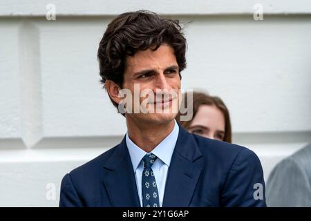 Jack Schlossberg, le petit-fils de l'ancien président des États-Unis John F. Kennedy, fait signe de vague alors que le président américain Joe Biden quitte la Maison Blanche à Washington, DC le vendredi 6 septembre 2024. Le président se rend à Ann Arbor, Michigan, pour prononcer des remarques sur le programme d'investissement de son administration en Amérique. Crédit : Bonnie Cash / Pool via CNP / MediaPunch Banque D'Images