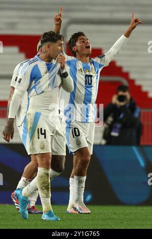 L’attaquant argentin Paulo Dybala (R) célèbre avec ses coéquipiers après avoir marqué le troisième but de l’équipe contre le Chili lors du match de qualification sud-américain entre l’Argentine et le Chili pour la Coupe du monde de la FIFA 2026 au stade Monumental de Buenos Aires le 5 septembre 2024. L'Argentine a gagné par 3-0. Crédit : Alejandro Pagni/Alamy Live News Banque D'Images