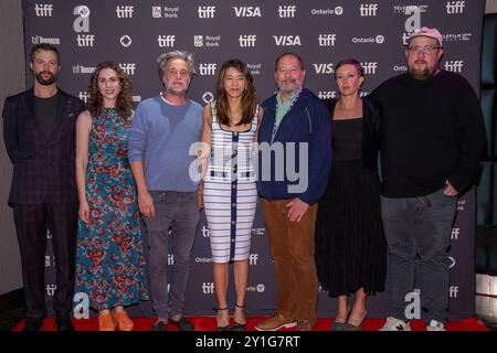 Brian McOmber, Emma D. Miller, Nick Shumaker, Josh Braun, Elizabeth Lo, Charlotte Munch Bengtsen et Matt Burke assistent à la première de Mistress Dispeller au Festival international du film de Toronto. Une femme d'âge moyen en Chine commence à voir des fissures dans son long mariage alors que son mari se retire de son affection. Elle découvre bientôt qu'il envoie un texto à une jeune femme. Faisant face au chagrin, mais toujours engagée à sauver son mariage, elle demande l'aide de Wang Zhenxi, une «maîtresse dispeller» établie, connue pour mettre fin aux affaires extraconjugales. Banque D'Images