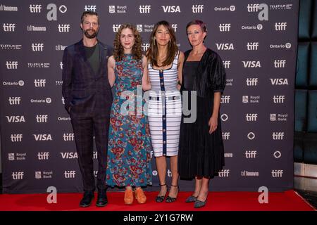 Brian McOmber, Emma D. Miller, Elizabeth Lo et Charlotte Munch Bengtsen assistent à la première de Mistress Dispeller au Festival international du film de Toronto. Une femme d'âge moyen en Chine commence à voir des fissures dans son long mariage alors que son mari se retire de son affection. Elle découvre bientôt qu'il envoie un texto à une jeune femme. Faisant face au chagrin, mais toujours engagée à sauver son mariage, elle demande l'aide de Wang Zhenxi, une «maîtresse dispeller» établie, connue pour mettre fin aux affaires extraconjugales. Banque D'Images