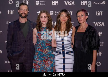 Brian McOmber, Emma D. Miller, Elizabeth Lo et Charlotte Munch Bengtsen assistent à la première de Mistress Dispeller au Festival international du film de Toronto. Une femme d'âge moyen en Chine commence à voir des fissures dans son long mariage alors que son mari se retire de son affection. Elle découvre bientôt qu'il envoie un texto à une jeune femme. Faisant face au chagrin, mais toujours engagée à sauver son mariage, elle demande l'aide de Wang Zhenxi, une «maîtresse dispeller» établie, connue pour mettre fin aux affaires extraconjugales. Banque D'Images